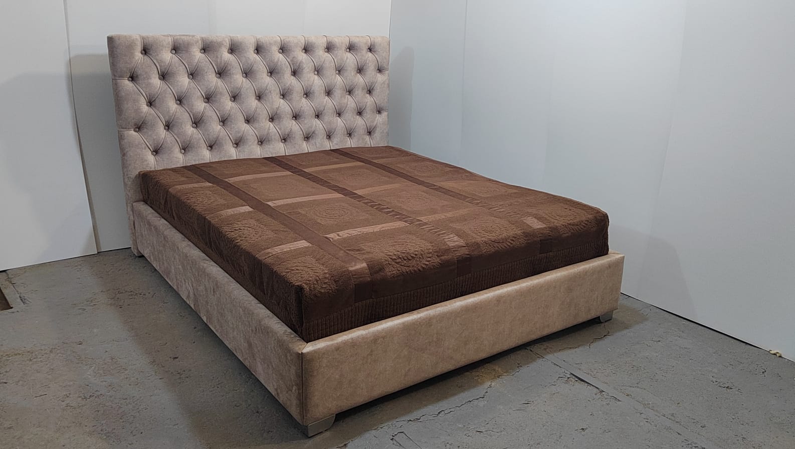 кровать с коричневым матрасом
