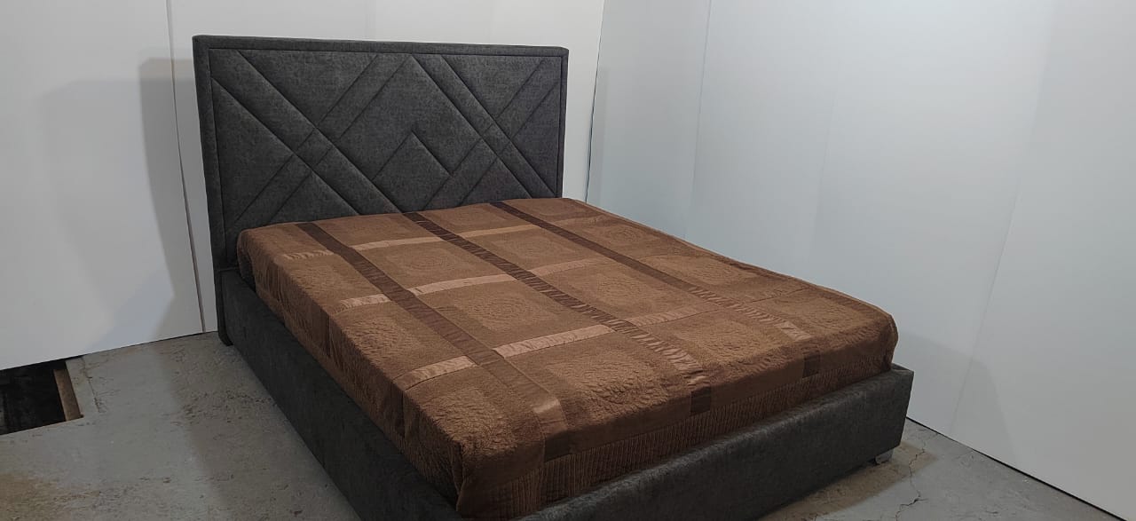 кровать с серым матрасом