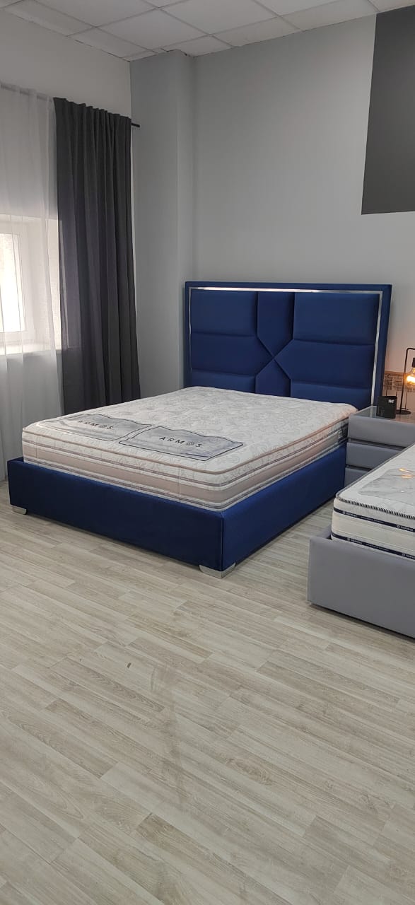 синяя кровать с матрасом
